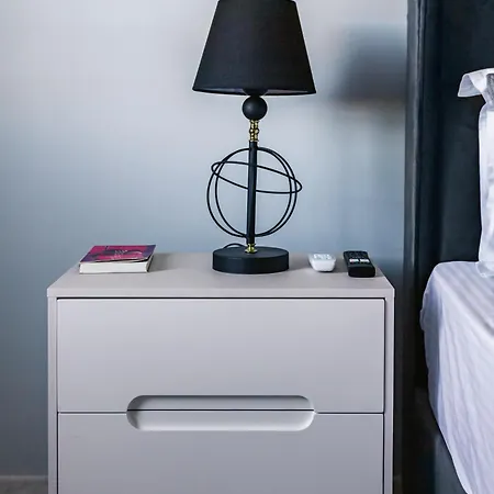 Christina's Elegant Living شقة